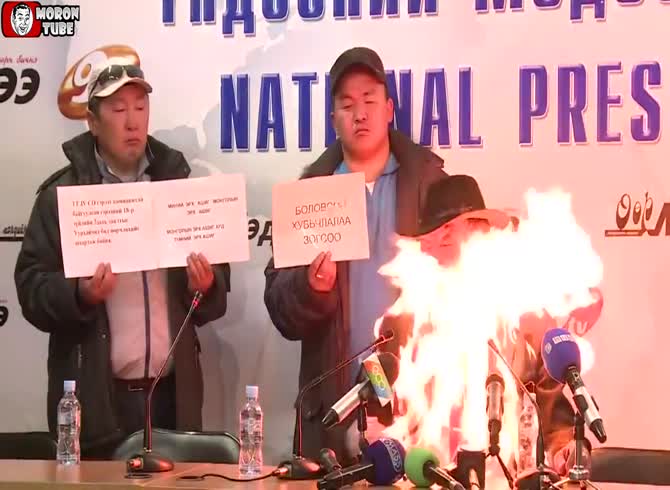 Video :A guy from Mongolia burns himself alive during a news conference